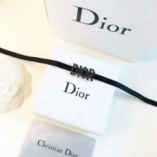 Naszyjnik choker Winter DioEvolution z czarnej wstążki gros-grain z czarnym logo i diamentami