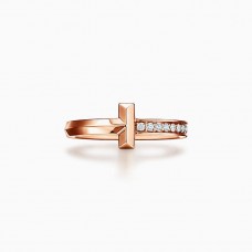 Pierścionek Tiffany T z diamentami z jednej strony i różowym złotem T1 w stylu gwiazd