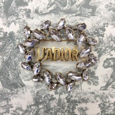 Broszka z motywem JADIOR markizy Christian Dior z diamentowym obramowaniem