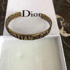 Cena bransoletki mankietowej z logo Dior z mosiądzu