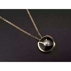 Naszyjnik Amulette de Cartier z czarnym onyksem i diamentami w żółtym złocie, białym złocie i różowym złocie