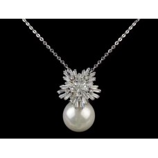 Naszyjnik Christian Dior z wisiorem w kształcie płatka śniegu z białej perły i srebra 925 z diamentami