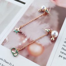 Kolczyki Dior La Petite Tribale CD Signature Star Detail z białej perły i żółtego złota, asymetryczne, wiszące