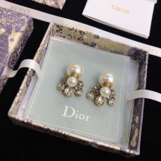 Kolczyki damskie z białymi perłami w kolorze złotym z diamentową wkładką Dior Water Drop