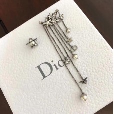 Kolczyki damskie Christian Dior Star Motif z postarzanego metalu z motywem pszczoły CD z białymi perłami i frędzlami