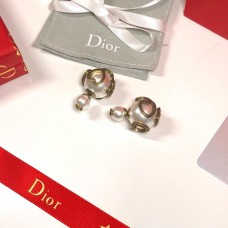 Kolczyki Christian Dior Tribales z asymetrycznym mosiężnym wykończeniem w kształcie soczystych białych pereł CD