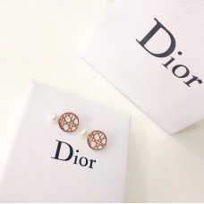 Kolczyki Dior White Pearl z zaokrąglonymi, ażurowymi klipsami z żółtego złota