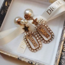 Christian Dior JADIOR Prostokątny wisiorek z wydrążonymi diamentami i białymi perłowymi kolczykami dla kobiet w Wielkiej Brytanii