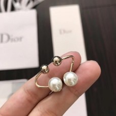 Kolczyki Dior Tribales z białej perły i kuli, zdobione delikatnym wzorem w kształcie tortuous z żółtego złota
