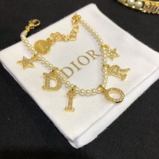 Dior Dioevolution Żółte złoto z diamentami i logo Dior, bransoletka z białymi perłami dla kobiet