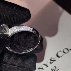 Pierścionek zaręczynowy z oprawą Tiffany, diamenty, podróbka, stylowy