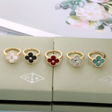 Pierścień Van Cleef Arpels Magic Alhambra z masą perłową i diamentami