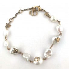 Bransoletka z nietypowymi perłami Dior Tribale Native Retro Brass Bee/CD/Clover Charm