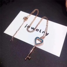 Naszyjnik z zawieszką w kształcie serca Tiffany Keys Edge Studded w kolorze niebiesko-różowym z emalii, biżuteria damska na prezent