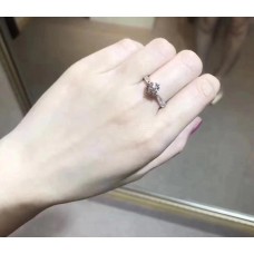 Pierścionek Tiffany z okrągłym diamentem i wąską podróbką