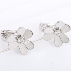 Kolczyki Van Cleef Arpels Frivole Small z białego złota z diamentem w Paryżu Kolczyki Van Cleef Arpels Frivole Small z białego złota z diamentem w Paryżu