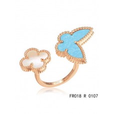Van Cleef Arpels Luck Alhambra między palcami pierścionek z różowego złota z turkusem i masą perłową