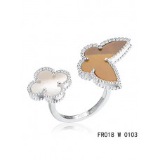 Van Cleef Arpels Luck Alhambra pierścionek między palcami białe złoto z białą i szarą masą perłową