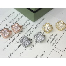 Kolczyki Van Cleef Arpels Magic Alhambra z diamentami w 3 kolorach