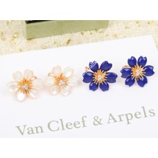 Kolczyki Van Cleef Arpels Rose de Noel Clip w kolorze białym/niebieskim z diamentami