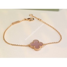 Bransoletka Van Cleef Arpels Alhambra w kolorze różowego złota z różową masą perłową