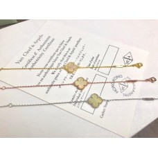 Bransoletka Van Cleef Arpels Alhambra z żółtego złota z masy perłowej