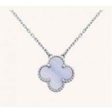 Wisiorek Van Cleef Arpels Alhambra z chalcedonu z białego złota