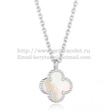 Wisiorek Van Cleef Arpels Sweet Alhambra z białego złota z białą masą perłową 9 mm